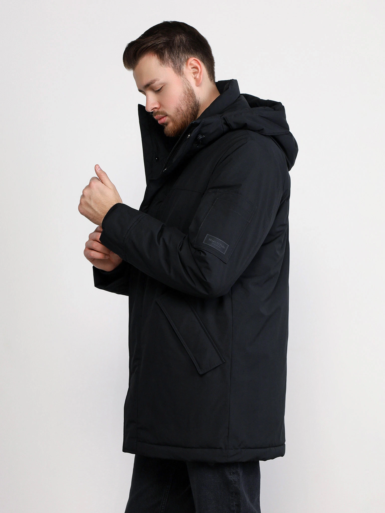 Куртка черного цвета с капюшоном